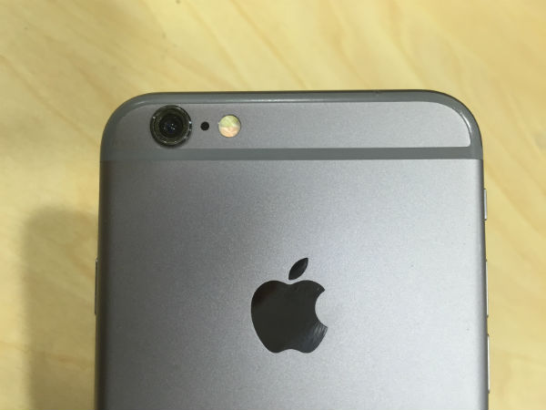 Kaca penutup camera iPhone 6 pecah retak karena menojol keluar